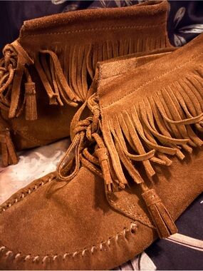 VINTAGE boho Minnetonka Suede Fringe Back-Zip Moccasin Boots